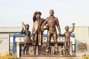 Havacılık Müzesi Atatürk Pilot ve Çocuk Heykeli